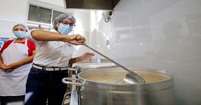 Ministra Leslie Urteaga entregó la cocina y almacén en emblemático colegio Ricardo Bentín