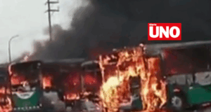 Cuatro buses de empresa Salamanca ardieron en Carabayllo tras explosión