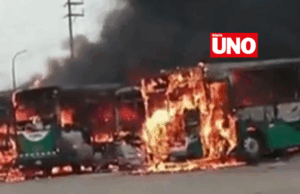 Cuatro buses de empresa Salamanca ardieron en Carabayllo tras explosión