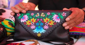 Pensión 65: Amador Rivera, el adulto mayor que mantiene el legado familiar del tejido a croché