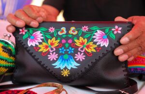 Pensión 65: Amador Rivera, el adulto mayor que mantiene el legado familiar del tejido a croché