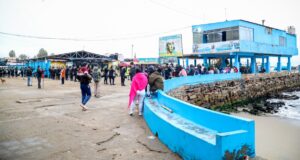 Hombre sufre graves quemaduras al intentar lanzar bombarda a la policía en un operativo de desalojo en la playa de Pescadores en Chorrillos