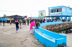 Hombre sufre graves quemaduras al intentar lanzar bombarda a la policía en un operativo de desalojo en la playa de Pescadores en Chorrillos