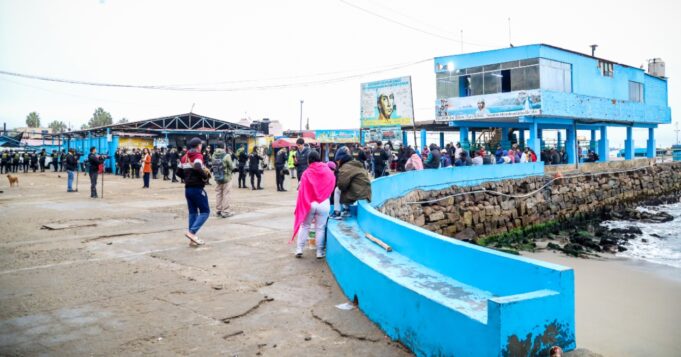 Hombre sufre graves quemaduras al intentar lanzar bombarda a la policía en un operativo de desalojo en la playa de Pescadores en Chorrillos