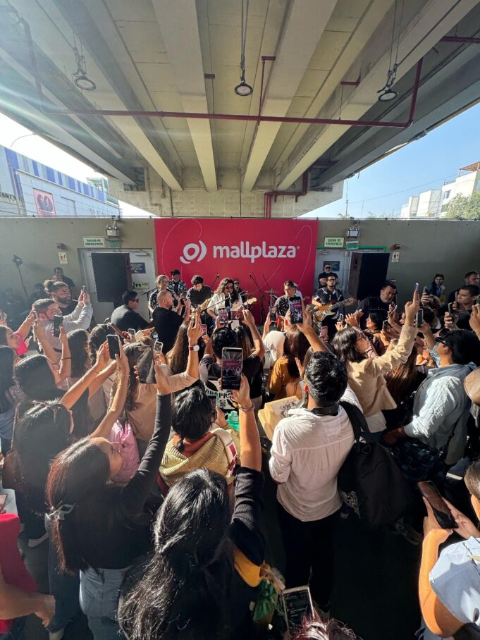 Mauricio Mesones sorprende a usuarios del Metro de Lima con Show Acústico