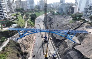 Municipio avanza con los trabajos finales de instalación del Puente Turístico Miraflores-Barranco