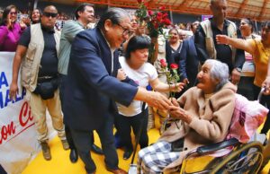 Más de 2,000 mamitas chalacas colmaron el coliseo Grau en sentido homenaje por el Día de la Madre