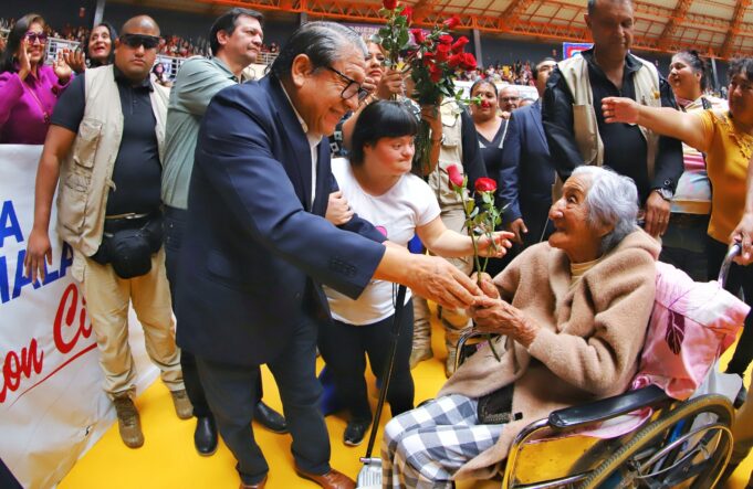 Más de 2,000 mamitas chalacas colmaron el coliseo Grau en sentido homenaje por el Día de la Madre