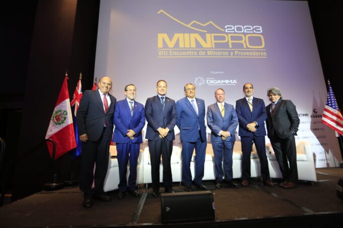 Exministro Luis Miguel Castilla: propone mesas de diálogo regionales para destrabar proyecto mineros