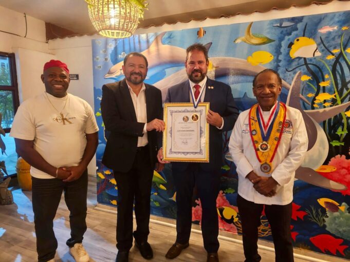 Embajador Luis Suárez Hernández visitó Honduras y entregó donativos a comunidad