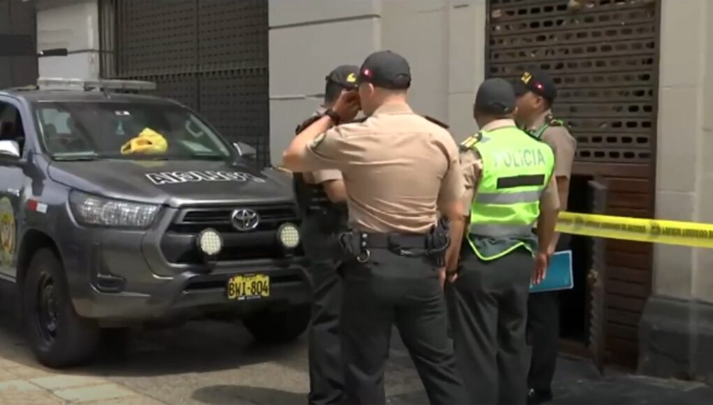 Delincuente muere al caer de edificio durante balacera en asalto frustrado a casa de cambio en pleno centro de Lima