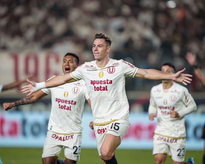 Universitario venció a Cristal 2-0 en el Monumental y retomó la punta del Apertura