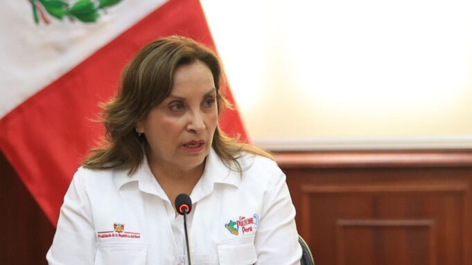 No es broma, Dina busca partido: expresidente se alista para postular como Diputada o Senadora