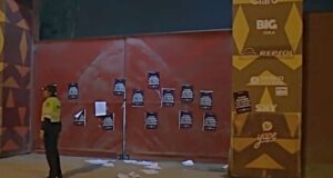 Fiscalía investiga a sujetos que pegaron afiches amenazantes contra árbitros del fútbol en la puerta de la Videna