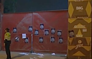 Fiscalía investiga a sujetos que pegaron afiches amenazantes contra árbitros del fútbol en la puerta de la Videna