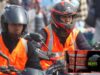 ¡Atención motos! Desde hoy, rige casco certificado y chalecos retroreflectante con la placas impresas en la espalda