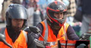 ¡Atención motos! Desde hoy, rige casco certificado y chalecos retroreflectante con la placas impresas en la espalda