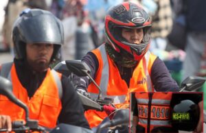 ¡Atención motos! Desde hoy, rige casco certificado y chalecos retroreflectante con la placas impresas en la espalda
