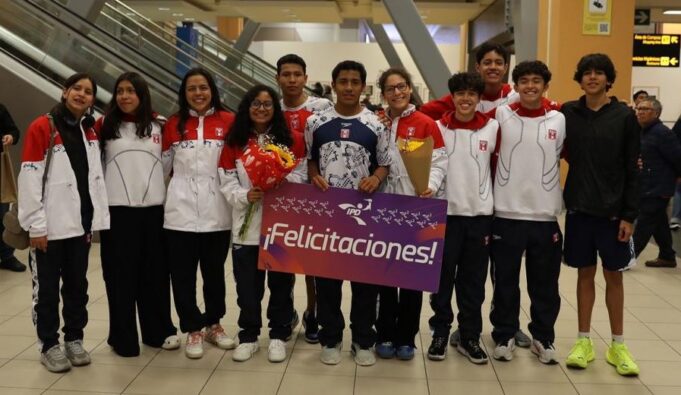 Selección peruana de natación retornó a Lima tras ganar 38 medallas en el Panam Aquatics Championship en Colombia