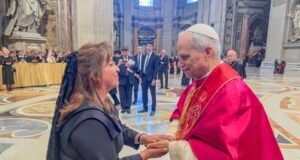 Presidenta Dina Boluarte transmite al papa León XIV afectuoso saludo del pueblo peruano