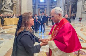 Presidenta Dina Boluarte transmite al papa León XIV afectuoso saludo del pueblo peruano