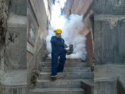 Papito de 71 años se bate a diario con el zancudo del dengue