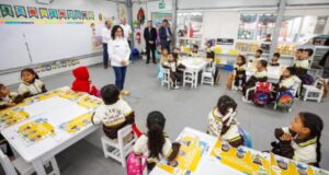 Ministra Leslie Urteaga entrega moderna cocina y almacén que beneficiarán a más de 300 escolares de Puente Piedra