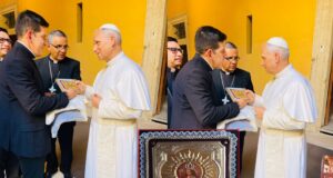 Papa León XIV conmovido por la fe y el arte chiclayano al recibir a Niño del Milagro en repujado de aluminio