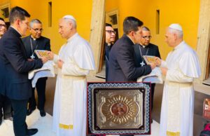 Papa León XIV conmovido por la fe y el arte chiclayano al recibir a Niño del Milagro en repujado de aluminio