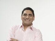 Carlos Álvarez celebra 42 años de humor con “Esta Historia Sí Tiene Fin”