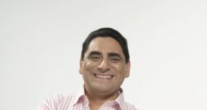 Carlos Álvarez celebra 42 años de humor con “Esta Historia Sí Tiene Fin”