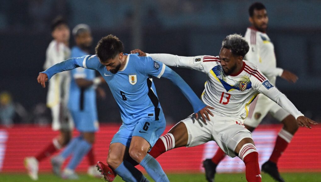 Venezuela cayó ante Uruguay por 2-0 y complicó su chance de mantener el lugar del Repechaje