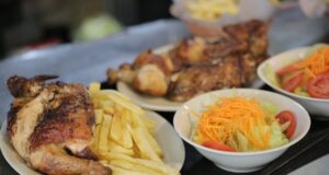 Pollo a la Brasa: El Rey de la Mesa Peruana que También Puede Ser Saludable