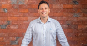 Miguel Ángel Torres propone transformar Universitario con formación, impacto social y ética