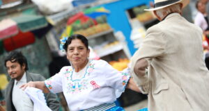 ‘Mamita que superó el Covid y ‘Campeón de Campeones’ viven las Fiestas Patrias al ritmo de la marinera