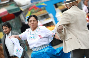 ‘Mamita que superó el Covid y ‘Campeón de Campeones’ viven las Fiestas Patrias al ritmo de la marinera