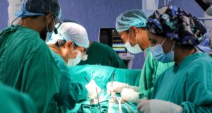 Traumatólogos de EsSalud La Libertad reconstruyen la pierna de paciente con tumor óseo