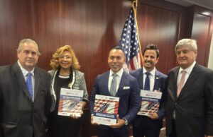 Juan Chipoco, el peruano que conquistó Estados Unidos, es reconocido en El Capitolio