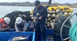 Tumbes: Fiscalía interviene embarcación pesquera con once personas y 4200 kilos de machete de hebra