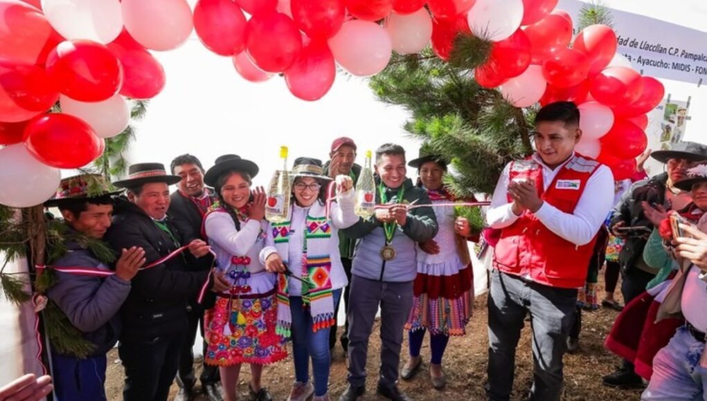 Ayacucho: ministra Leslie Urteaga inaugura fitotoldos para mejorar producción de fresas en Uchuraccay