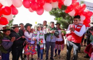 Ayacucho: ministra Leslie Urteaga inaugura fitotoldos para mejorar producción de fresas en Uchuraccay