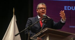 Ministro de Educación viaja a París para impulsar alianza estratégica que potencia la ciencia y el liderazgo juvenil en los COAR