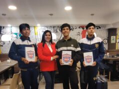 Jóvenes peruanos reciben reconocimiento por su excelencia académica.