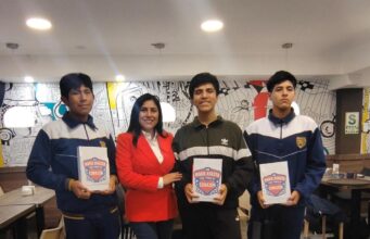 Jóvenes peruanos reciben reconocimiento por su excelencia académica.