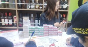 Incautan gran cantidad de cigarrillosilegales en licorerías de Comas