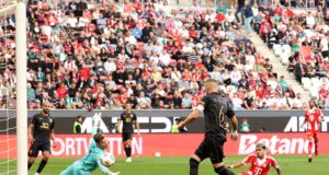 Bayern Múnich sigue de líder de la Bundesliga al vencer al Augsburgo 3-2 de visitante