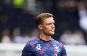 Oliver Sonne tuvo minutos en derrota del Burnley ante Manchester United 3-2 por la Premier League