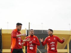 Selección Peruana entrenó en campo de Peñarol con presencia de Carlos Zambrano
