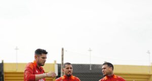 Selección Peruana entrenó en campo de Peñarol con presencia de Carlos Zambrano
