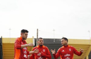 Selección Peruana entrenó en campo de Peñarol con presencia de Carlos Zambrano